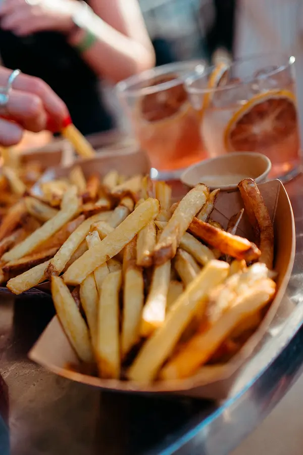 pommes und kalte drinks in der detailaufnahme