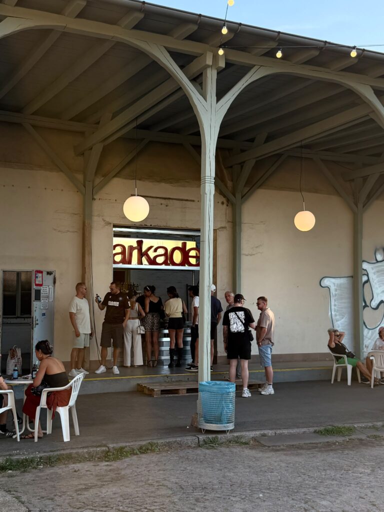 Zeigt die Bar in der ROTAG Arkade
