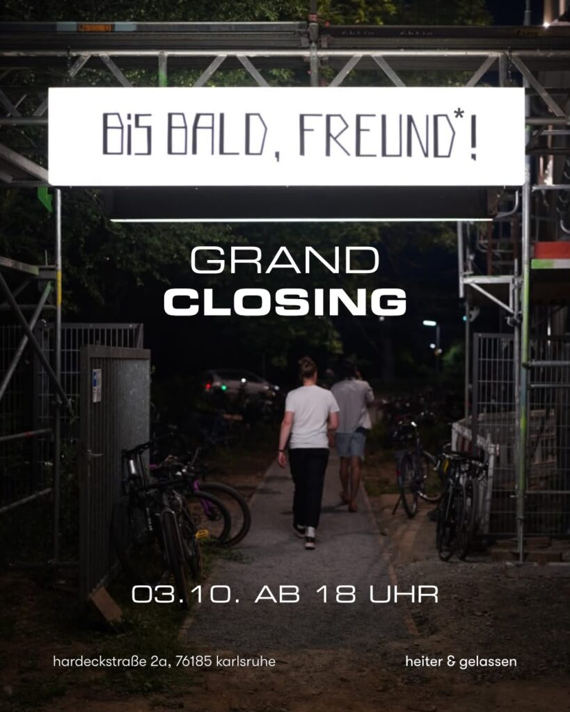 Menschen verlassen den ROTAG Garten mit dem Slogan: Bis bald Freund*in